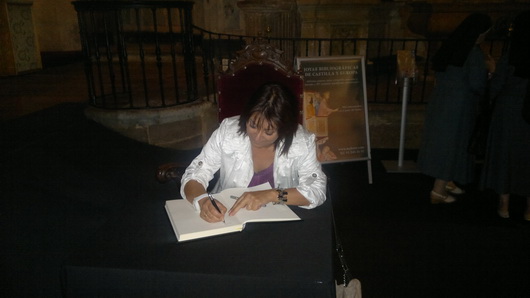 Firma de la alcaldesa de Medina el Campo, Teresa López Martn en el libro de "Passio" de Medina de Rioseco